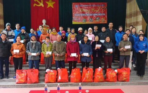 Trao tặng quà “Tết Nhân Ái” xuân Giáp Thìn 2024 cho 25 hộ có hoàn cảnh khó khăn trên địa bàn xã Tân Châu